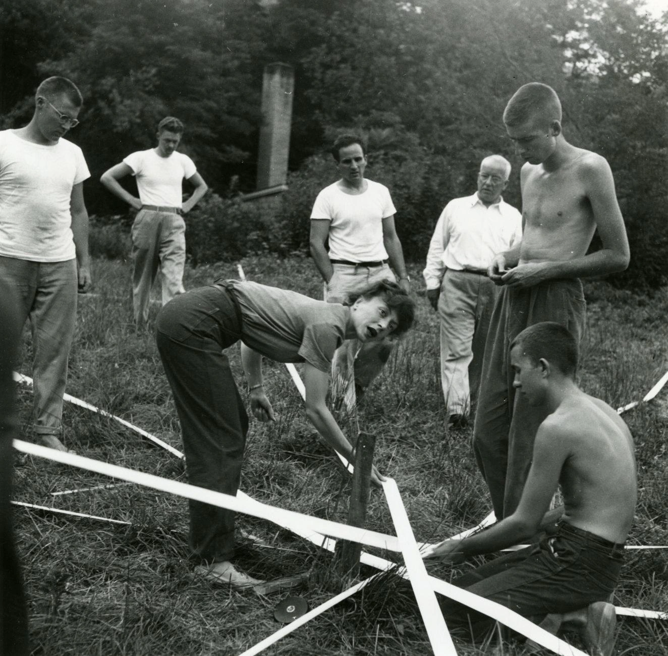 Elaine de Kooning (center), Buckminster Fuller, Ray Johnson, Albert Lanier, and others with the "Supine Dome," Black Mountain College, 1948. Black Mountain College Museum + Arts Center