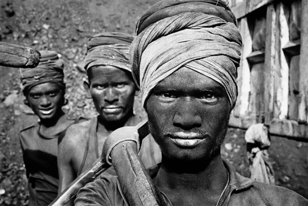 Coal mining in the Dhanbad, Bihar State, India, 1989. Photograph by Sebastião Salgado