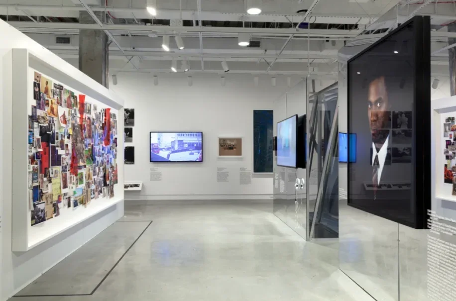 《公共、私人、秘密》展览现场，纽约国际摄影中心，2016–2017 年