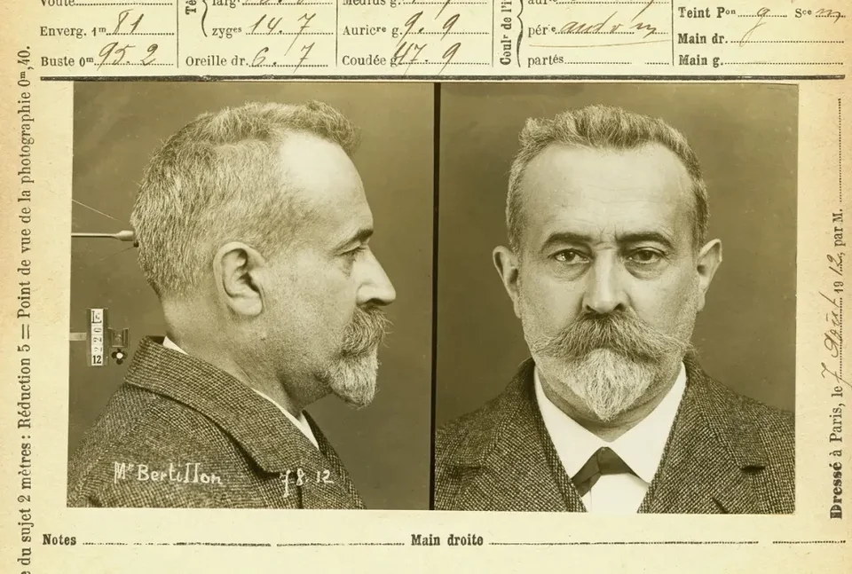 阿方斯·贝蒂永（Alphonse Bertillon，1853—1914），法国学者，刑事人体测量学的创立者。这张自拍证件照摄于1912年8月7日，依照其本人所创方法拍摄，时年59岁。（adoc-photos/Corbis via Getty Images）
