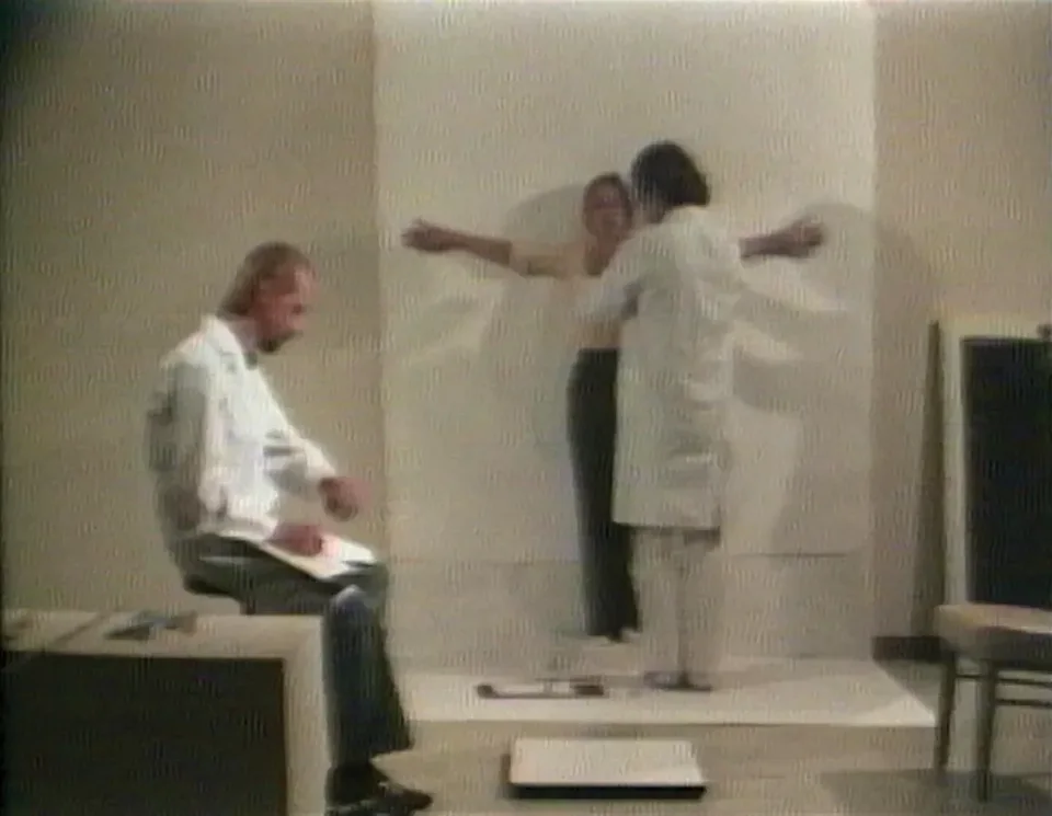 玛莎·罗斯勒（Martha Rosler）《一位公民的生命统计数据，易得》（Vital Statistics of a Citizen, Simply Obtained），1977年，录像（彩色，有声），时长：39分20秒