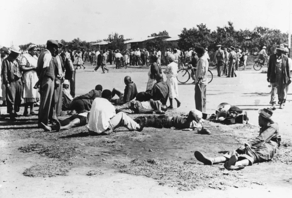 沙佩维尔示威事件后的景象。1960年，在南非沙普维尔，警方向一场反种族隔离示威开火后，伤员正在接受救治。