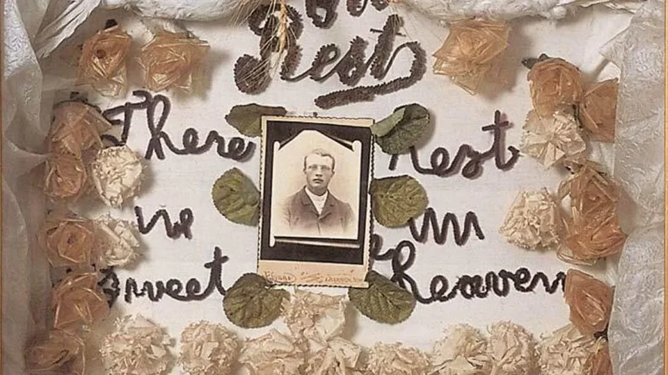 以刺绣、文字和照片共同构成的纪念物：“Sweet Rest in Heaven”。